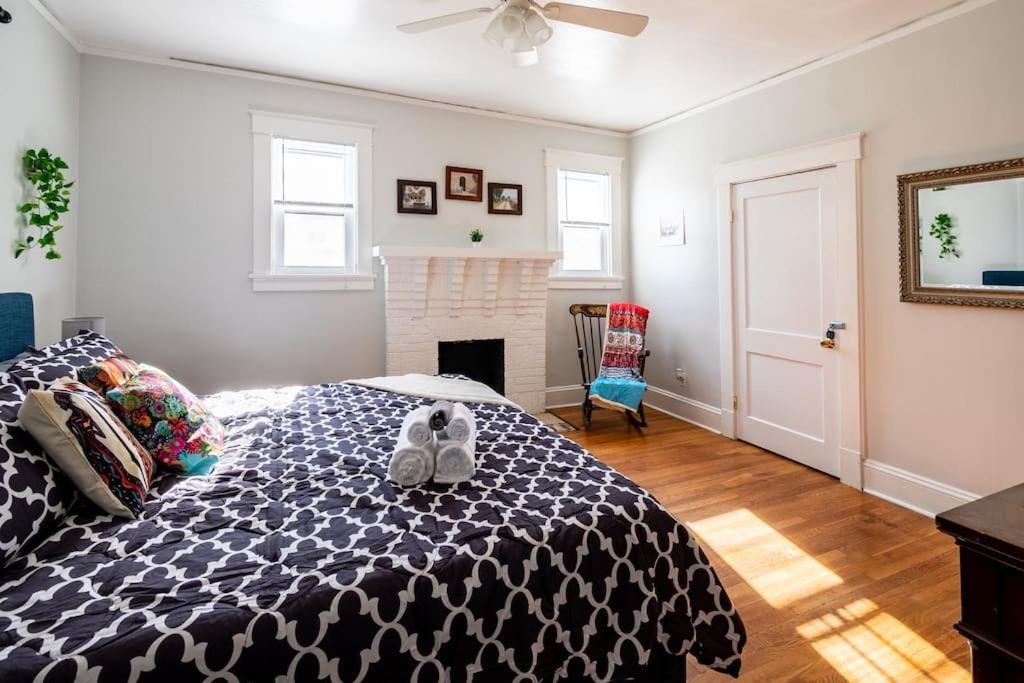 Apartment Globetrotters In Historic With Patio *