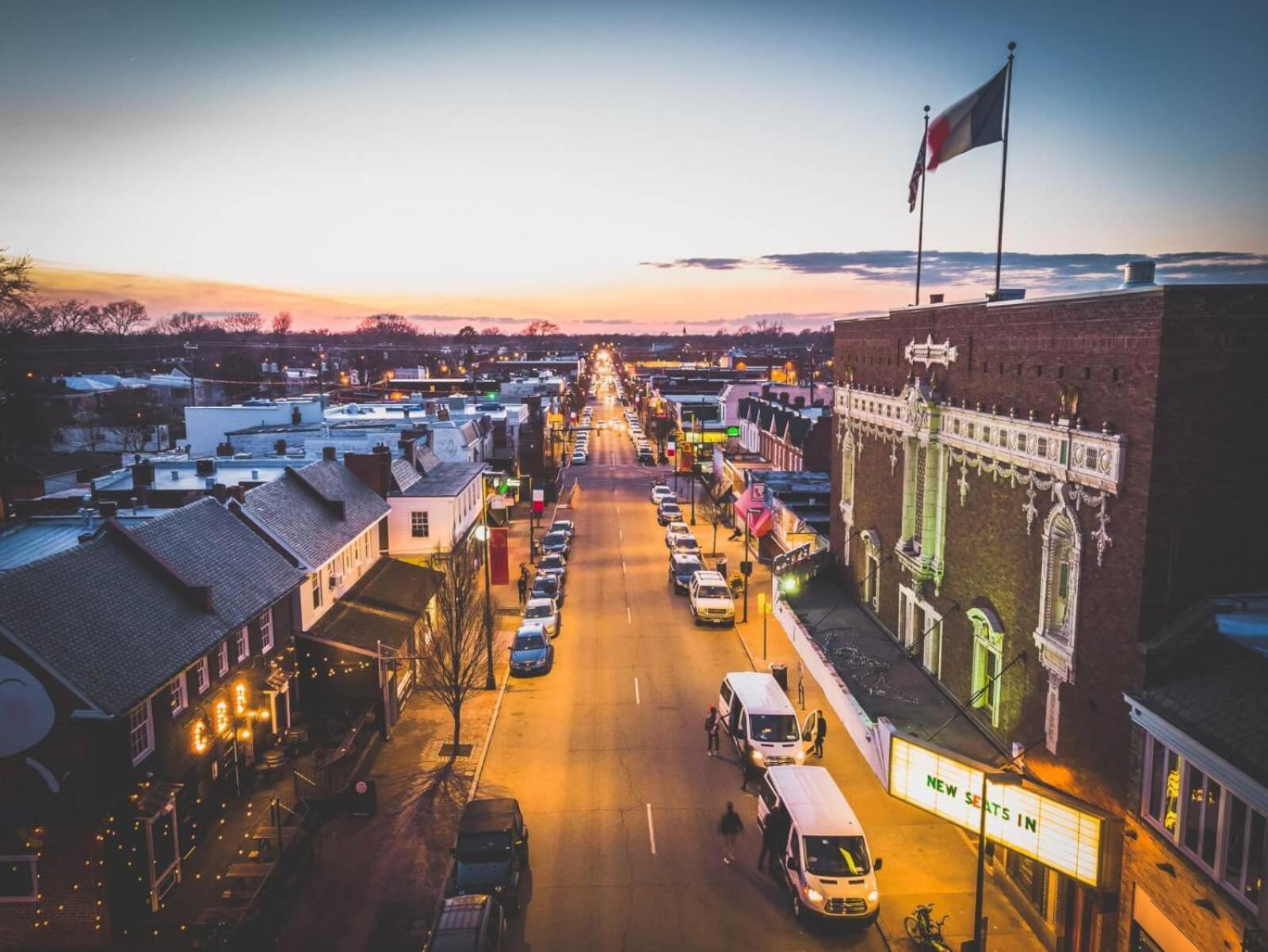 Apartment Globetrotters In Historic With Patio Richmond